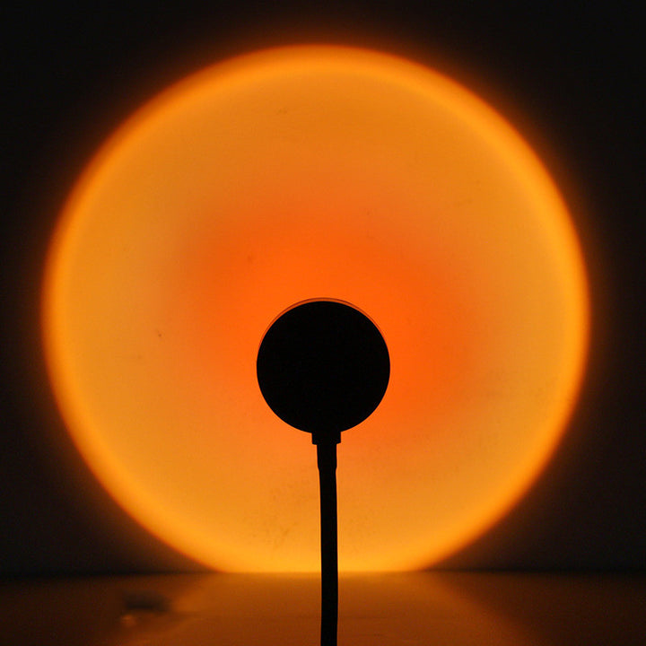 Lampa sunset rzucająca pomarańczowe światło na ścianę