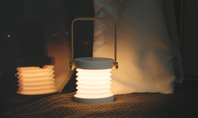 Biały składany lampion LED z drewnianą rączką