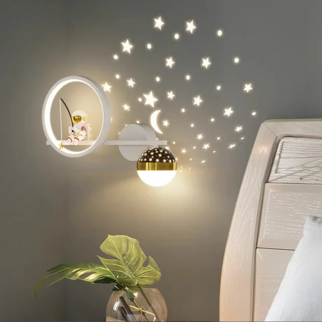 Stylowa lampa ścienna na przytulne noce dzieci