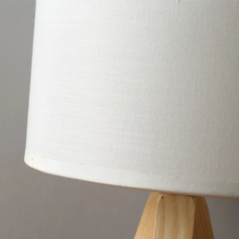 EcoLight – Drewniana lampa stołowa o nowoczesnym designie