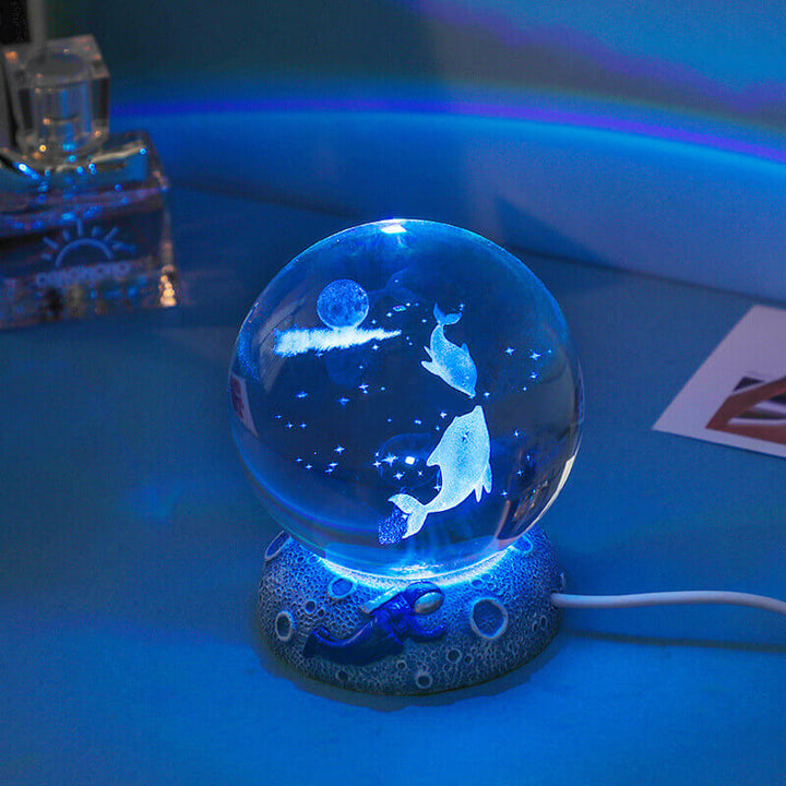 AquaGlobe Kryształowa Kula Nocna Lampa | Podwodny Świat Lampa LED | Nastrojowe Światło i Dekoracja do Domu