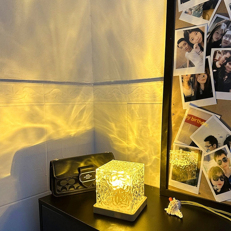 Lampa z efektem fal wody na drewnianej podstawie