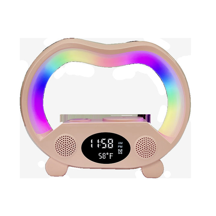 Czarna lampa RGB z telefonem na ładowarce