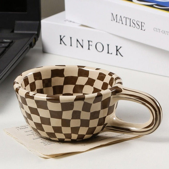 Ceramiczny kubek z nieregularnym wzorem szachownicy